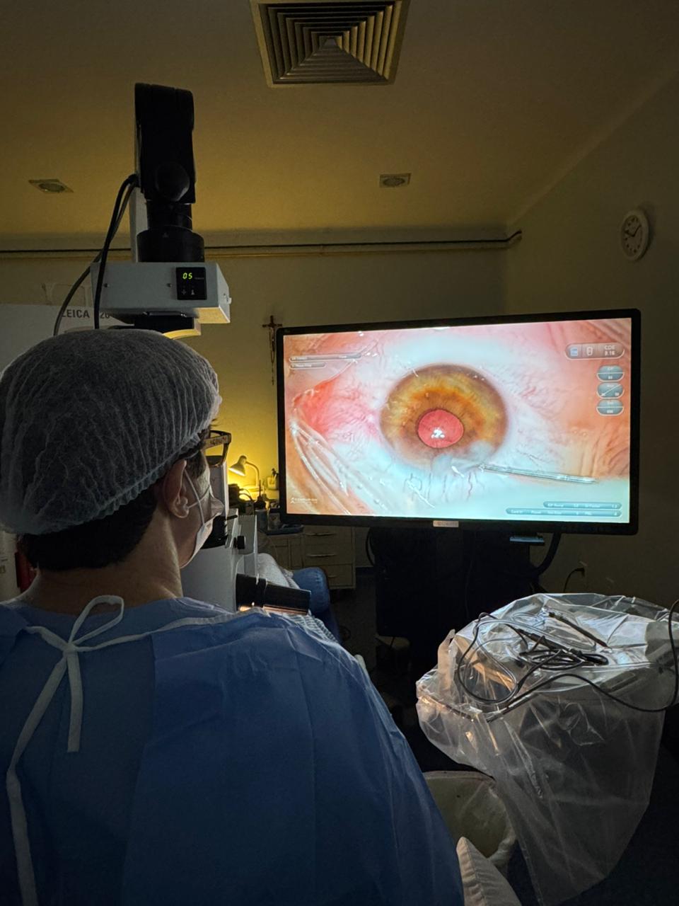 Dr. Thiago Chagas realizando procedimento